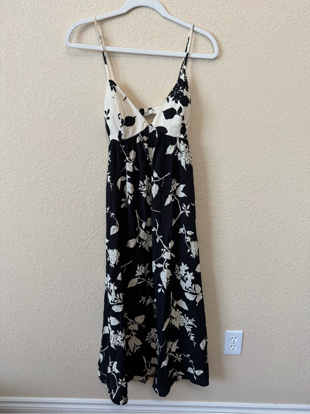 Abercrombie & Fitch Black Floral Bra-Free Clasp-Back Flowy Maxi Dress, Size XSP - Picture 2 of 15